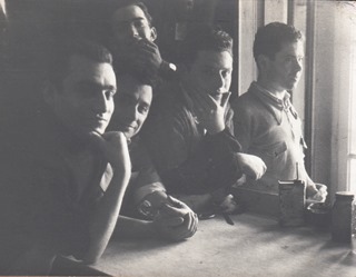 Eugénio Silva e alguns colegas no interior da Litografia Amorim (ca. 1954)